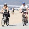 Goldie Hawn et Kurt Russell en balade à vélo à Santa Monica, le 10 mars 2012.
