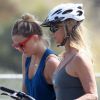 Kate Hudson et sa mère Goldie Hawn en balade à vélo à Santa Monica, le 10 mars 2012.