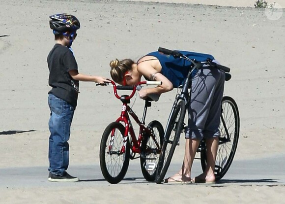 Kate Hudson et son fils Ryder en balade à vélo à Santa Monica, le 10 mars 2012.