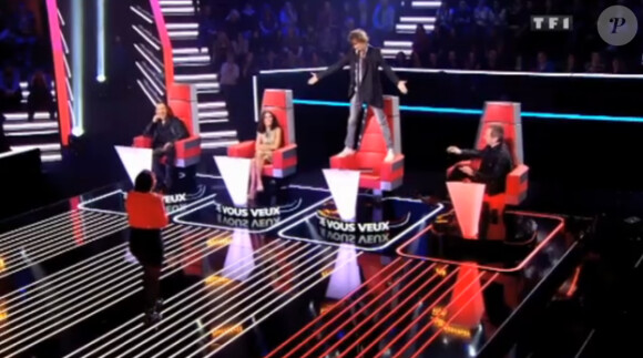 Louis Bertignac se lève sur sa chaise pour Linda dans The Voice sur TF1 le samedi 17 mars 2012