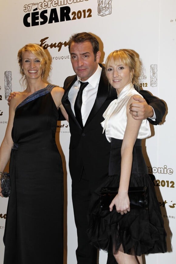 Jean Dujardin avec sa femme Alexandra Lamy et sa belle soeur Audrey Lamy aux César le 24 février 2012