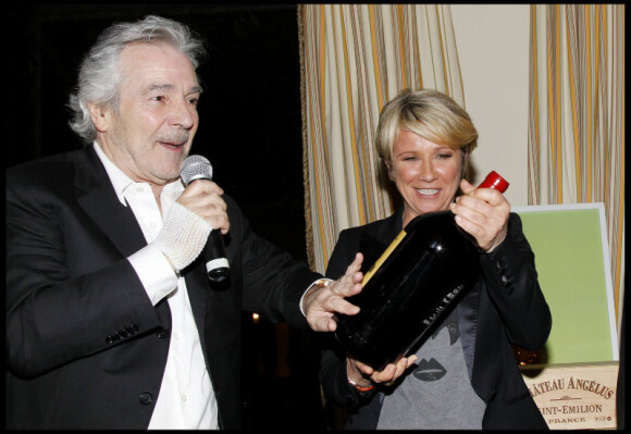 Pierre Arditi et Ariane Massenet pour la remise des prix des "Trois Coups de l'Angélus", lors d'un dîner à l'Hôtel Bristol à Paris le 19 mars 2012
 