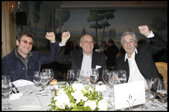 Tchéky Karyo, François Berléand et Pierre Arditi pour la remise des prix des "Trois Coups de l'Angélus", lors d'un dîner à l'Hôtel Bristol à Paris le 19 mars 2012
 