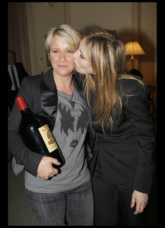 Ariane Massenet et Mathilde Seigner pour la remise des prix des "Trois Coups de l'Angélus", lors d'un dîner à l'Hôtel Bristol à Paris le 19 mars 2012
 