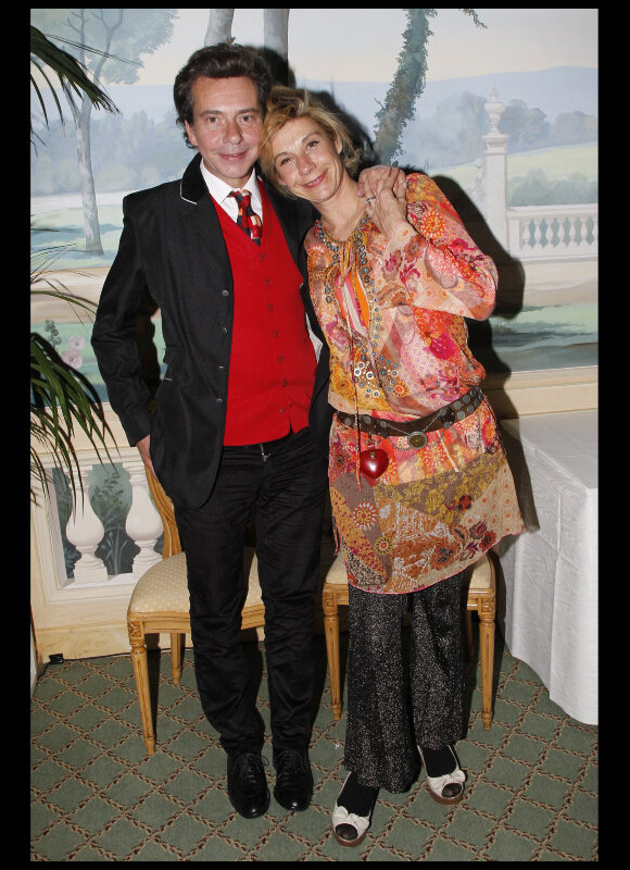 Basile de Koch et Frigide Barjot pour la remise des prix des "Trois Coups de l'Angélus", lors d'un dîner à l'Hôtel Bristol à Paris le 19 mars 2012
 