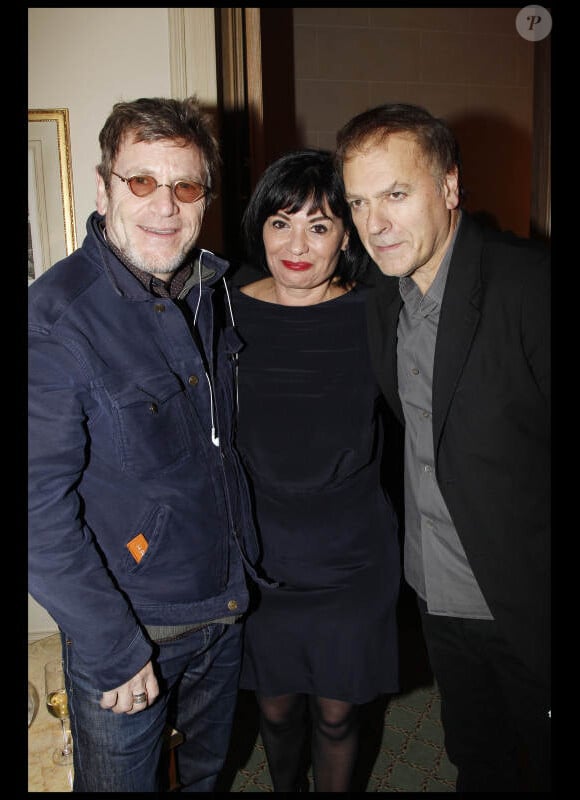 Tchécky Karyo avec Enki Bilal et sa femme pour la remise des prix des "Trois Coups de l'Angélus", lors d'un dîner à l'Hôtel Bristol à Paris le 19 mars 2012
 