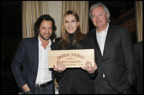 Frédéric Diefenthal, Mathilde Seigner et Hubert de Boüard pour la remise des prix des "Trois Coups de l'Angélus", lors d'un dîner à l'Hôtel Bristol à Paris le 19 mars 2012
 