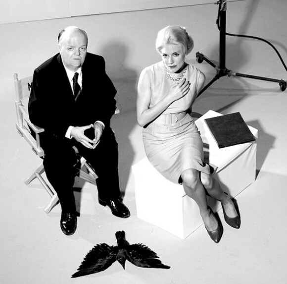 Toby Jones et Sienna Miller alias Alfred Hitchcock et Tippi Hedren The Girl, un téléfilm BBC sur la relation obsessionnelle entre le réalisateur et sa jeune actrice.