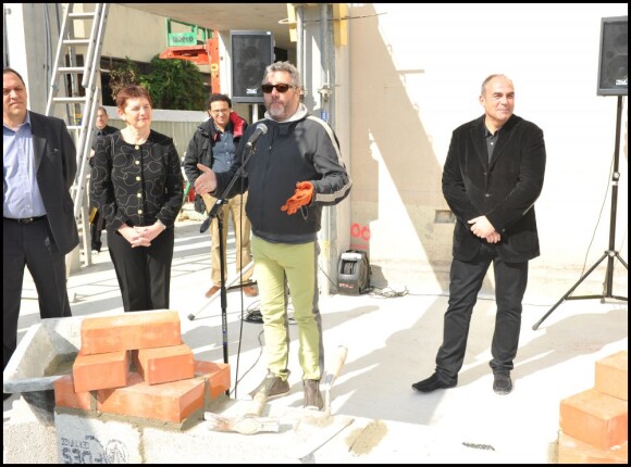 Philippe Starck, Philippe Amzalak, Jacqueline Rouillon (maire de  Saint-Ouen), Christophe Demaret (coprésident d'Accessite), lors de la  pose de la première brique du nouveau restaurant de Starck aux puces de  Saint-Ouen, le 21 mars 2012