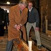 Le prince Charles fait de l'artisanat à la hache lors de sa visite aux docks de Bryggen, à Bergen, le 21 mars 2012.
Le prince Charles et Camilla Parker Bowles effectuaient en mars 2012 une tournée officielle en Scandinavie, en représentation de la reine Elizabeth II, dans le cadre de son jubilé de diamant.