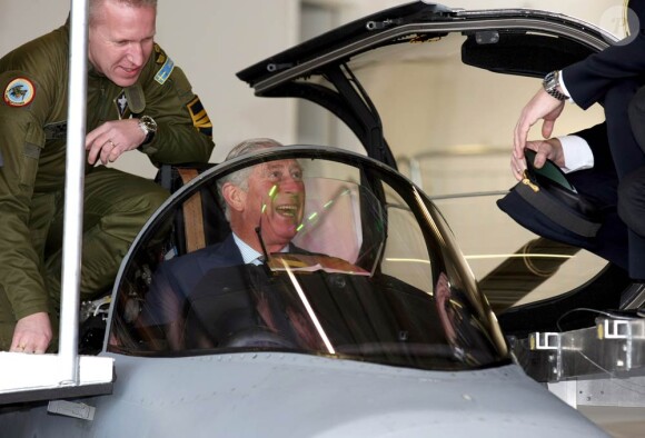 A l'aéroport d'Arlanda, le prince Charles a embarqué, non sans peine et fous-rires, dans un jet Gripen, le 20 mars 2012. Le prince Charles et Camilla Parker Bowles effectuaient en mars 2012 une tournée officielle en Scandinavie, en représentation de la reine Elizabeth II, dans le cadre de son jubilé de diamant.