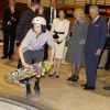 Charles s'est essayé au basket, mais pas au skate, au complexe Fryshuset, à Stockholm, le 22 mars 2012.
Le prince Charles et Camilla Parker Bowles effectuaient en mars 2012 une tournée officielle en Scandinavie, en représentation de la reine Elizabeth II, dans le cadre de son jubilé de diamant.