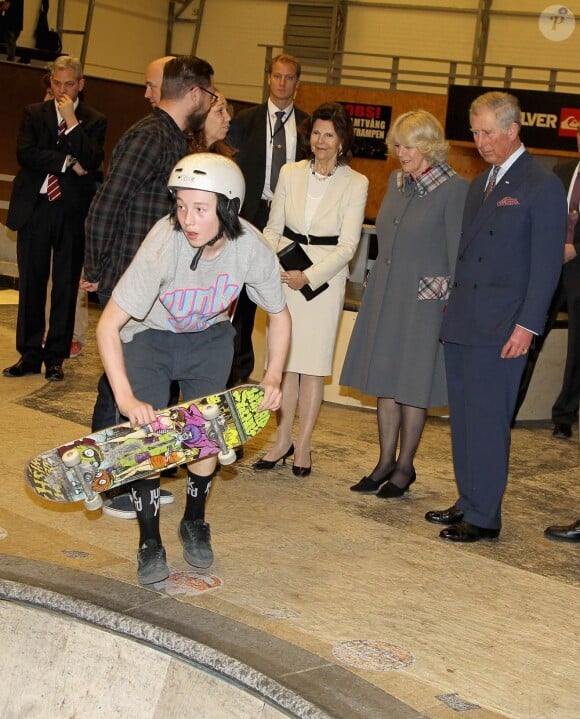 Charles s'est essayé au basket, mais pas au skate, au complexe Fryshuset, à Stockholm, le 22 mars 2012.
Le prince Charles et Camilla Parker Bowles effectuaient en mars 2012 une tournée officielle en Scandinavie, en représentation de la reine Elizabeth II, dans le cadre de son jubilé de diamant.