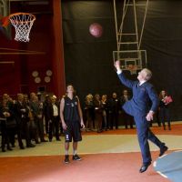 Charles et Camilla à Stockholm: le prince décolle et met le feu en pro du basket