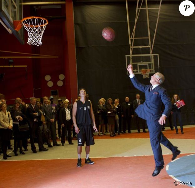 En visite au complexe Fryshuset, à Stockholm, le 22 mars 2012, le prince Charles s'est révélé être un basketteur bondissant !
Le prince Charles et Camilla Parker Bowles effectuaient en mars 2012 une tournée officielle en Scandinavie, en représentation de la reine Elizabeth II, dans le cadre de son jubilé de diamant.