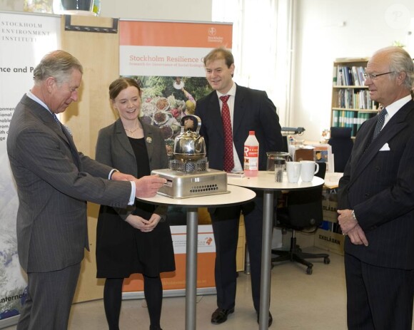 Visite au centre de résilience et de recherche environnementale, à Stockholm, le 23 mars 2012.
Le prince Charles et Camilla Parker Bowles effectuaient en mars 2012 une tournée officielle en Scandinavie, en représentation de la reine Elizabeth II, dans le cadre de son jubilé de diamant.