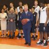 En visite au complexe Fryshuset, à Stockholm, le 22 mars 2012, le prince Charles s'est révélé être un basketteur bondissant !
Le prince Charles et Camilla Parker Bowles effectuaient en mars 2012 une tournée officielle en Scandinavie, en représentation de la reine Elizabeth II, dans le cadre de son jubilé de diamant.