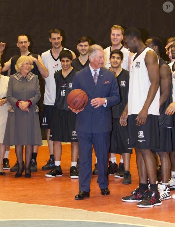 En visite au complexe Fryshuset, à Stockholm, le 22 mars 2012, le prince Charles s'est révélé être un basketteur bondissant !
Le prince Charles et Camilla Parker Bowles effectuaient en mars 2012 une tournée officielle en Scandinavie, en représentation de la reine Elizabeth II, dans le cadre de son jubilé de diamant.