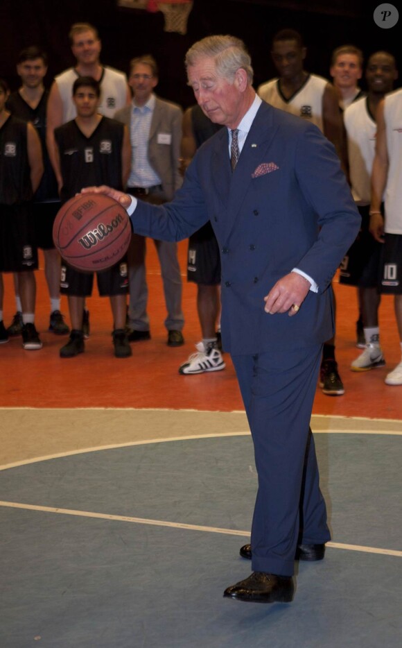 Le prince Charles pro du basket en démonstration à Stockholm le 22 mars 2012 !
En mars 2012, le prince Charles et Camilla Parker Bowles effectuaient une  tournée officielle en Scandinavie, en représentation de la reine  Elizabeth II, dans le cadre de son jubilé de diamant.