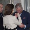 La baise-main, ou plutôt le baise-attelle à la reine Silvia de Suède pour l'arrivée au palais royal d'Oslo, le 22 mars 2012.
En mars 2012, le prince Charles et Camilla Parker Bowles effectuaient une  tournée officielle en Scandinavie, en représentation de la reine  Elizabeth II, dans le cadre de son jubilé de diamant.