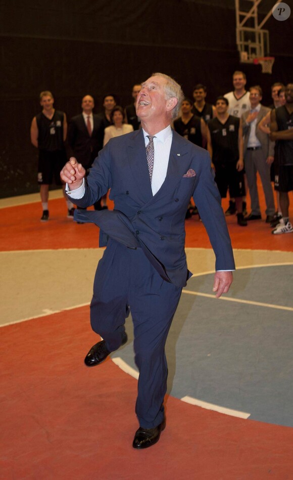Le prince Charles pro du basket en démonstration à Stockholm le 22 mars 2012 !
En mars 2012, le prince Charles et Camilla Parker Bowles effectuaient une  tournée officielle en Scandinavie, en représentation de la reine  Elizabeth II, dans le cadre de son jubilé de diamant.