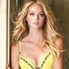 Lindsay Ellingson, au sommet de son art dans cette ensemble porte-jarretelles jaune Victoria's Secret.