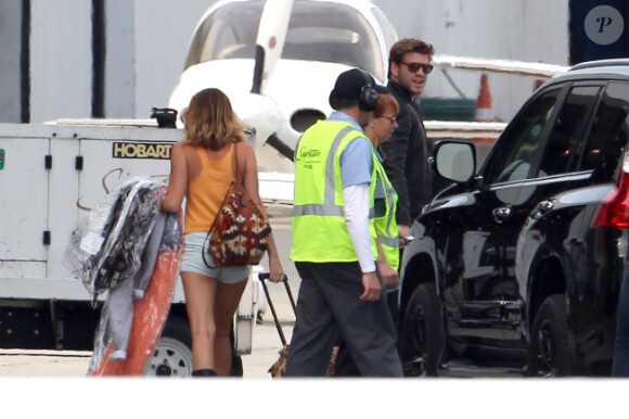 Miley Cyrus descend d'un jet privé à Los Angeles, avec son petit ami et possible fiancé Liam Hemsworth, le vendredi 23 mars 2012.