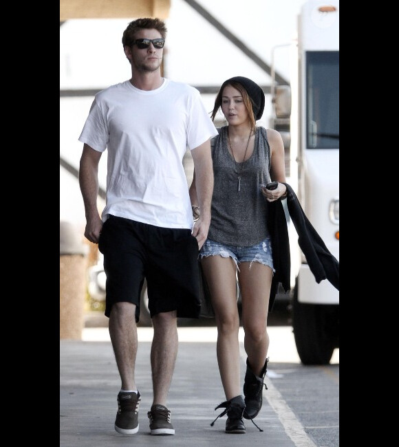 Miley Cyrus et Liam Hemsworth se promène dans la rue, en mars 2010 à Los Angeles.