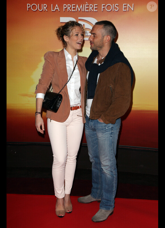 Lorie et Philippe Bas, amoureux, lors de l'avant-première du Roi Lion en 3D au Gaumont Champs-Élysées, le 24 mars 2012