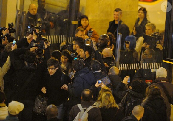 Exclu : Katy Perry et Baptiste arrivent ensemble à la gare en provenance de Londres le 19 mars 2012