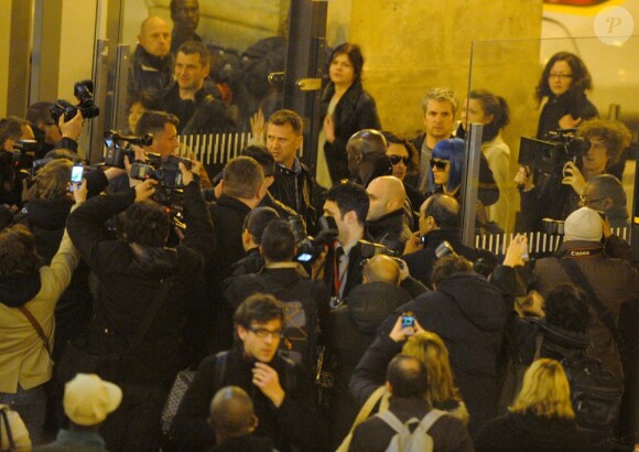 Exclu : Katy Perry et Baptiste arrivent ensemble à la gare en provenance de Londres le 19 mars 2012