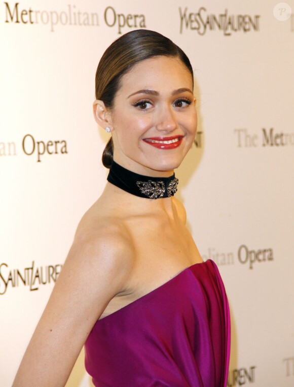 Emmy Rossum, très en beauté, assiste à l'avant-première de la pièce d'opéra Manon au Metropolitan Opera. New York, le 26 mars 2012.
