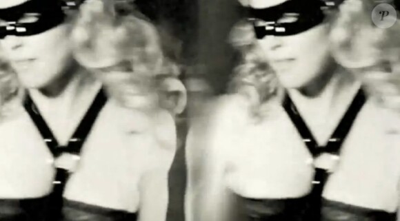 Image extraite de la campagne télé pour le parfum Truth Or Dare de Madonna, signée Mert and Marcus, 2012.