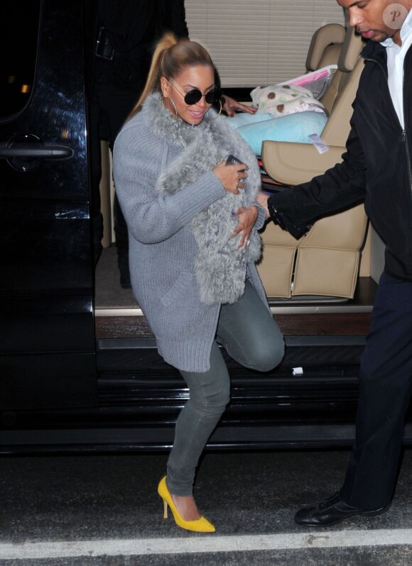 Beyoncé et sa fille Blue Ivy, emmaillotée dans une écharpe en fourrure, forment un adorable duo à New York, le 27 mars 2012.