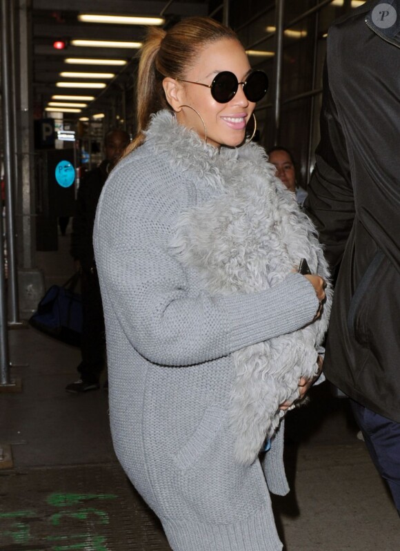 Beyoncé et sa fille de deux mois Blue Ivy, emmaillotée dans une écharpe en fourrure, brillent au coeur de Manhattan. New York, le 27 mars 2012.