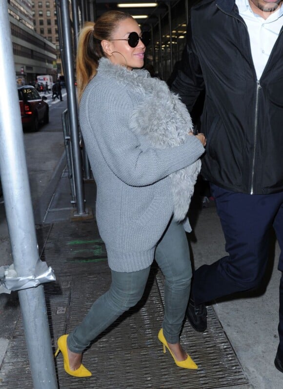 La ravissante Beyoncé et sa fille Blue Ivy, emmaillotée dans une écharpe en fourrure à New York, le 27 mars 2012.