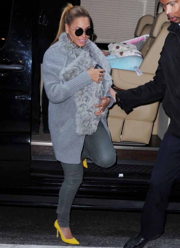 Beyoncé, stylée, tient sa fille Blue Ivy emmaillotée dans une écharpe en fourrure à New York, le 27 mars 2012.