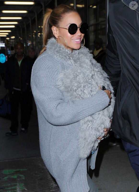 Beyoncé, souriante avec sa petite Blue Ivy près de la poitrine. New York, le 27 mars 2012.