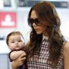 Victoria Beckham et sa fille Harper à l'aéroport de Los Angeles en novembre 2011.