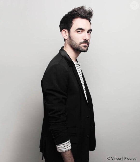 François Raoult (ex-X Factor, ex-Nouvelle Star) présente en 2012 son premier album, Toujours plus loin, dont est extrait le single Aux Frais des Quatre Saisons