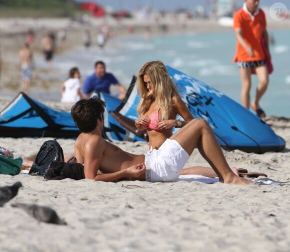 Shauna Sand profite de la plage avec son mari Laurent Homburger et sa fille Alexandra, le 27 mars 2012 à Miami