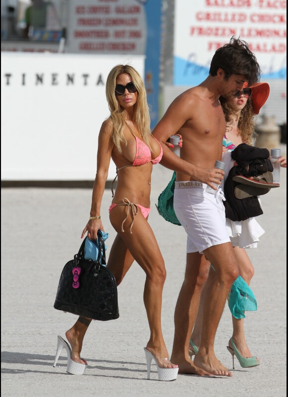 La sexy Shauna Sand sur la plage avec son mari Laurent Homburger et sa fille Alexandra, le 27 mars 2012 à Miami