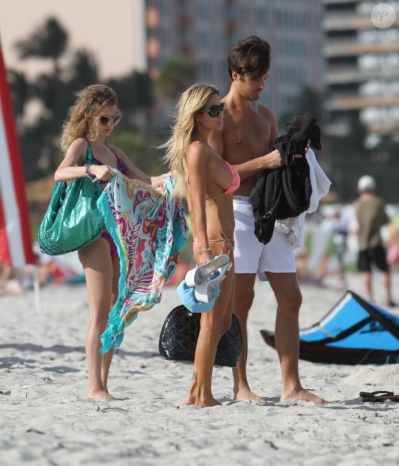 Shauna Sand sur la plage avec son mari Laurent Homburger et sa fille Alexandra, le 27 mars 2012 à Miami