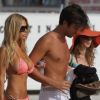 Shauna Sand sur la plage avec son mari Laurent Homburger et sa fille Alexandra, le 27 mars 2012 à Miami