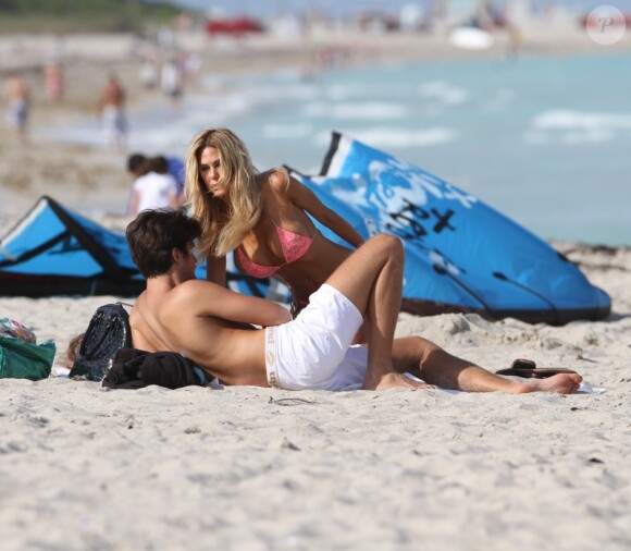 Shauna Sand sur la plage avec son mari Laurent Homburger, le 27 mars 2012 à Miami