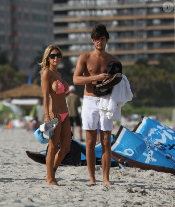 Shauna Sand sur la plage avec son mari Laurent Homburger et sa fille Alexandra, le 27 mars 2012, sous le soleil de Miami