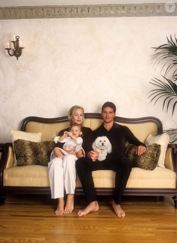 Jennie Garth et Peter Facinelli en 1998 avec leur première fille.
Après l'annonce de leur séparation le 13 mars 2012, qui remonte en fait au début de l'année, Jennie Garth et Peter Facinelli ont lancé la procédure de divorce : l'acteur de Twilight a déposé sa demande le 28 mars 2012, imité dans la foulée par sa future ex-femme.