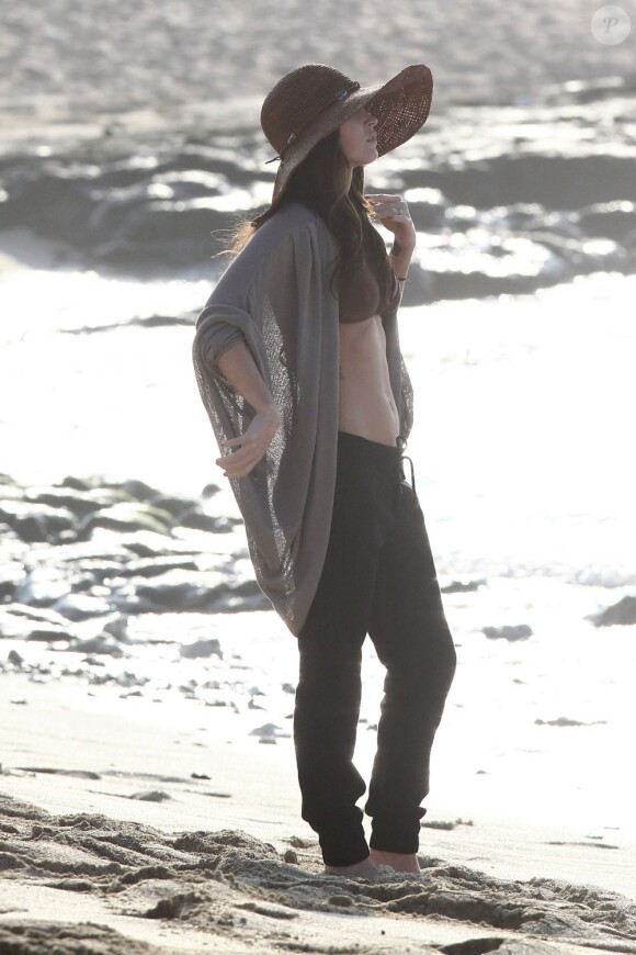 Megan Fox et Brian Austin Green sur une plage déserte en février 2012