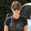 L'actrice Olivia Wilde se la joue hippie avec sa longue robe, accessoirisée d'une paire de bottes et d'un sac à franges.