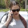 Jennifer Garner au téléphone après avoir déposé Violet à l'école, le 29 mars 2012 à Los Angeles